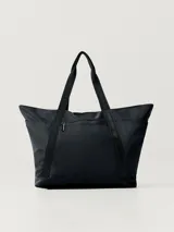 Bolso tipo tote de poliéster color verde oliva con asas de cinta negra. Tiene cierre superior y seis bolsillos externos, uno con ajuste elástico y otro con cremallera.