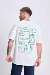 Remera blanca de corte oversize con estampa en la espalda de un local con la leyenda "Coffee Club Amalfi Coast Italia 1990".
