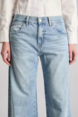 Jeans de tiro medio y bota wide leg. Confeccionado en tejido 100% algodón. Su proceso de lavado artesanal genera sofisticados tonos azules intensos y profundos.