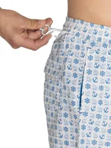 Short de baño celeste con estampado de caballitos de mar rosados. Tiene cintura elástica con cordón ajustable, bolsillos laterales y traseros.