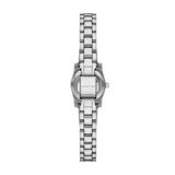 Reloj Michael Kors modelo Lexington, con caja y brazalete de acero inoxidable plateado, esfera plateada con números romanos y detalles de cristales.
