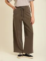 Pantalón de jogging marrón de corte ancho, con cintura elástica ajustable con cordón.