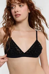 Bralette negro de microtul con estampado de animal print, copa triangular y breteles finos regulables.