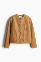 Chaqueta color camel con cuello redondo, botones dorados y bolsillos parche delanteros.