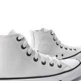 Championes Converse Chuck Taylor All Star HI de cuero blanco con detalles en negro en la suela y ojales metálicos plateados. Zapatillas de caña alta con cordones blancos.