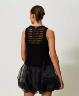 Vestido corto negro con top de popelina y punto bordado, falda globo de organza fruncida con forro y sin mangas.
