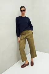 Pantalón recto color verde militar, de algodón, con bolsillos de parche y calce relajado.