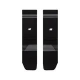 Medias de running New Balance negras con tres rayas horizontales grises en el tobillo y en el empeine.