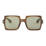 Lentes de sol negros con marco cuadrado y lentes degradadas de negro a violeta.