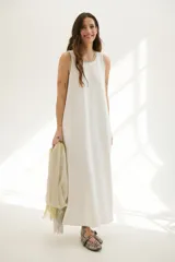 Vestido largo azul con cuello redondo y sisas con ribete color beige.