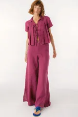Camisa celeste de lino con cuello clásico, mangas cortas, corte crop y lazos en el frente.