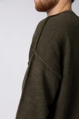 Sweater negro de tejido de punto grueso, corte holgado y cuello redondo.