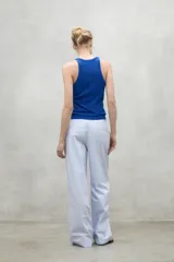 Musculosa azul de punto canalé con cuello redondo y sisas anchas.