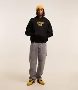 Buzo negro con capucha, de corte boxy, con estampa frontal amarilla de Wu-Tang Clan.