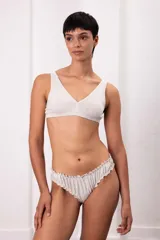 Vedetina color beige de algodón suave con terminaciones fruncidas.