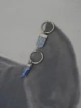 Aros colgantes con argolla plateada y dije de piedra natural rectangular color celeste.