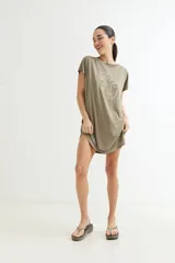 Vestido corto color verde oliva con estampado de dos rostros en color blanco.