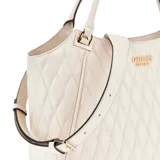 Bolso de mano tipo tote bag color blanco hueso, con textura acolchada en patrón de rombos. Presenta asas de mano cortas y herrajes metálicos dorados. Incluye un dije colgante con el logo de la marca.
