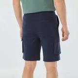Bermudas de chándal azul marino con múltiples bolsillos cargo.