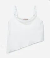 Blusa de satén color blanco, con escote drapeado y breteles finos ajustables. El bajo es irregular.