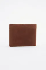 Billetera de cuero color negro con bajo relieve de la marca. Interior con múltiples compartimentos y forro de algodón en los bolsillos.