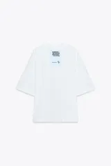Camiseta blanca de algodón, corte boxy fit, cuello redondo, manga corta y etiqueta contrastante en la espalda.