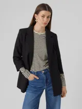 Blazer negro de corte clásico con solapa invertida y bolsillos frontales.