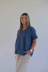 Remera azul marino de corte holgado y mangas cortas, con escote en V.