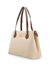 Cartera tipo tote confeccionada en cuero color crema, con asas de mano color marrón. Presenta logo metálico dorado en el frente, cierre central, división interna con cierre, bolsillo interior con cierre y bolsillo exterior con cierre. Forro textil.