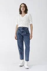 Pantalón de jean azul de tiro alto, corte recto y lavado claro con efecto nevado. Presenta pinzas en la cintura y bolsillos delanteros y traseros.