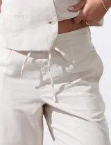 Pantalón crop color verde claro, de lino, con pretina trasera elastizada y lazo de ajuste.
