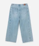 Pantalón de jean wide leg color celeste claro, con bolsillos embutidos y recortes marcados. Presenta bolsillos traseros tradicionales y ruedo sencillo.