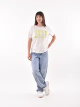 Remera blanca de algodón con estampado de limones y texto en azul.