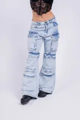 Pantalón cargo de denim celeste con múltiples bolsillos con solapa y corte acampanado.