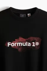 Buzo negro de corte holgado con estampado de un auto de Fórmula 1 y el logo de la competencia en color rojo.