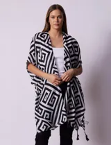 Kimono tejido con estampado geométrico en blanco y negro, con terminación de ruedo con borlas.
