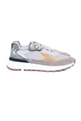 Championes urbanos color gris con detalles en animal print y terracota. Confeccionados en cuero natural y textil, con plantilla acolchada de cuero y suela con ligera elevación.