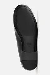 Mocasín negro de piel abatanada con suela ultrafina.