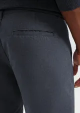 Bermuda color gris topo, de corte chino.