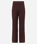 Pantalón de punto color marrón chocolate, de corte recto y cintura alta elástica.