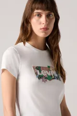 Remera blanca de algodón con cuello redondo y estampado floral con el logo de Levi's en el centro.