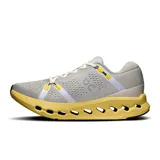 Championes de running On Cloudsurfer 2, color gris claro con detalles en amarillo y blanco.