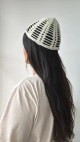 Gorro tipo bucket de crochet color crudo con diseño calado.