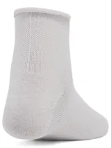 Pack de tres pares de medias Under Armour Essential, de corte tobillero, color blanco con detalles en lila y logo de la marca.