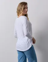 Remera celeste de modal con cuello cuadrado y apliques de aros metálicos.
