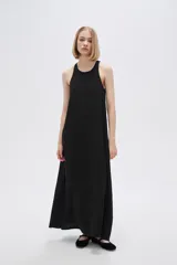 Vestido largo negro sin mangas de poliéster, holgado y con cuello redondo.