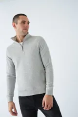 Buzo de hombre azul marino con medio cierre, cuello alto y logo estampado en el pecho. Corte regular y mangas largas.