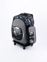 Mochila con carrito color gris con estampado de manchas y pelota de fútbol. Incluye cartuchera lateral con estampado de pelotas de fútbol.