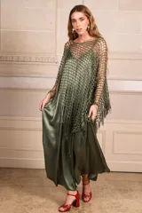 Vestido largo de raso color verde oliva, con breteles finos y escote en V.