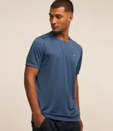 Remera deportiva azul con cuello redondo, mangas cortas, recortes laterales y logo pequeño en el pecho.